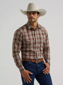 Wrangler Men's Wrinkle Resistant Long Sleeve Biscotti Snap Shirt