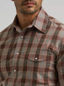 Wrangler Men's Wrinkle Resistant Long Sleeve Biscotti Snap Shirt